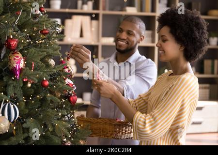 Felice dolce afro americano coppia godendo tempo di vacanza invernale Foto Stock