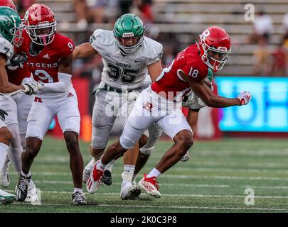 Piscataway, New Jersey, Stati Uniti. 10th Set, 2022. Rutgers Scarlet Knights Wide Receiver Rashad Rochelle (18) corre con il calcio durante una partita di calcio NCAA tra i Wagner Seahawks e i Rutgers Scarlet Knights allo SHI Stadium di Piscataway, NJ. Mike Langish/Cal Sport Media. Credit: csm/Alamy Live News Credit: CAL Sport Media/Alamy Live News Foto Stock