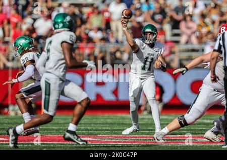 Piscataway, New Jersey, Stati Uniti. 10th Set, 2022. Nick Kargman (11) trova un ricevitore aperto durante una partita di football NCAA tra i Wagner Seahawks e i Rutgers Scarlet Knights allo SHI Stadium di Piscataway, NJ. Mike Langish/Cal Sport Media. Credit: csm/Alamy Live News Credit: CAL Sport Media/Alamy Live News Foto Stock