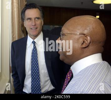 Il Segretario Alphonso Jackson con Mitt Romney. Il Segretario Alphonso Jackson con Mitt Romney Subject, il Segretario Alphonso Jackson riceve una visita presso la sede centrale dell'HUD dal Governatore del Massachusetts Mitt Romney, figlio dell'ex Segretario dell'HUD George Romney. Foto Stock