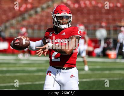 Piscataway, New Jersey, Stati Uniti. 10th Set, 2022. Il quartier generale di Rutgers Scarlet Knights Gavin Wimsatt (2) si scalda prima di una partita di football NCAA tra i Wagner Seahawks e i Rutgers Scarlet Knights allo SHI Stadium di Piscataway, NJ. Mike Langish/Cal Sport Media. Credit: csm/Alamy Live News Credit: CAL Sport Media/Alamy Live News Foto Stock