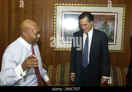 Il Segretario Alphonso Jackson con Mitt Romney. Il Segretario Alphonso Jackson con Mitt Romney Subject, il Segretario Alphonso Jackson riceve una visita presso la sede centrale dell'HUD dal Governatore del Massachusetts Mitt Romney, figlio dell'ex Segretario dell'HUD George Romney. Foto Stock