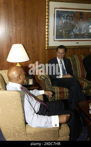 Il Segretario Alphonso Jackson con Mitt Romney. Il Segretario Alphonso Jackson con Mitt Romney Subject, il Segretario Alphonso Jackson riceve una visita presso la sede centrale dell'HUD dal Governatore del Massachusetts Mitt Romney, figlio dell'ex Segretario dell'HUD George Romney. Foto Stock