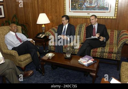 Il Segretario Alphonso Jackson con Mitt Romney. Il Segretario Alphonso Jackson con Mitt Romney Subject, il Segretario Alphonso Jackson riceve una visita presso la sede centrale dell'HUD dal Governatore del Massachusetts Mitt Romney, figlio dell'ex Segretario dell'HUD George Romney. Foto Stock