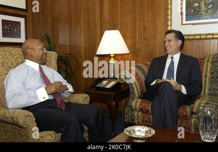 Il Segretario Alphonso Jackson con Mitt Romney. Il Segretario Alphonso Jackson con Mitt Romney Subject, il Segretario Alphonso Jackson riceve una visita presso la sede centrale dell'HUD dal Governatore del Massachusetts Mitt Romney, figlio dell'ex Segretario dell'HUD George Romney. Foto Stock