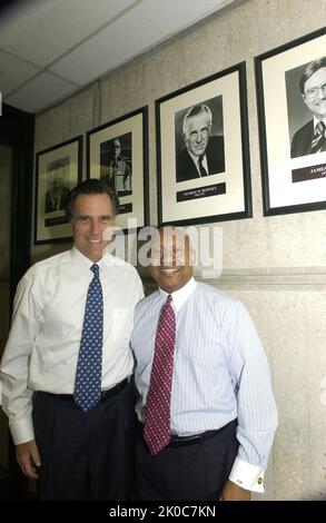 Il Segretario Alphonso Jackson con Mitt Romney. Il Segretario Alphonso Jackson con Mitt Romney Subject, il Segretario Alphonso Jackson riceve una visita presso la sede centrale dell'HUD dal Governatore del Massachusetts Mitt Romney, figlio dell'ex Segretario dell'HUD George Romney. Foto Stock