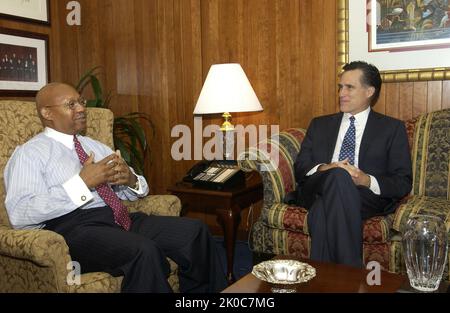 Il Segretario Alphonso Jackson con Mitt Romney. Il Segretario Alphonso Jackson con Mitt Romney Subject, il Segretario Alphonso Jackson riceve una visita presso la sede centrale dell'HUD dal Governatore del Massachusetts Mitt Romney, figlio dell'ex Segretario dell'HUD George Romney. Foto Stock