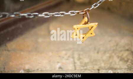 Stella di Davide in una catena. Ebrei. Ghetto. Gerusalemme. Parete. Copia spazio per il testo. Simboli religiosi. Segnali. Foto Stock