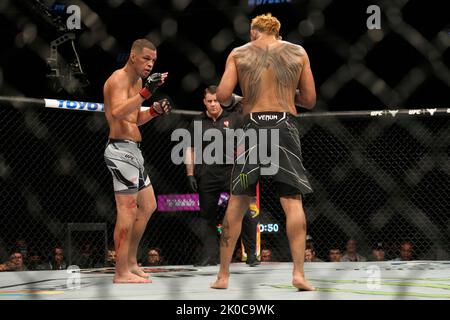 LAS VEGAS, NV - 10 settembre: Nate Diaz e `meet in ottagono per un 5-round bout a T-Mobile Arena per UFC 279 evento il 10 settembre 2022 a Las Vegas, NV, Stati Uniti. (Foto di Louis Grasse/PxImages) Credit: PX Images/Alamy Live News Foto Stock