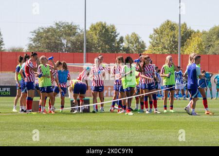 10 settembre 2022, AlcalÃ de Henares, Madrid, Spagna: Partita di calcio femminile tra Atlético de Madrid femmina e Real Sociedad femmina appartenente al primo turno della Lega di calcio professionale femminile spagnola (Liga F) disputata al Wanda AlcalÃ de Henares Sports Centre. La partita è stata rinviata perché le arbitri femminili non si sono mostrate a causa dello sciopero del collettivo dell'arbitro in cui chiedono professionalizzazione e migliori condizioni di lavoro. Alla fine, entrambe le squadre sono rimaste sul campo per la formazione. (Credit Image: © Alvaro Laguna/Pacific Press via ZUMA Press Wire) Foto Stock