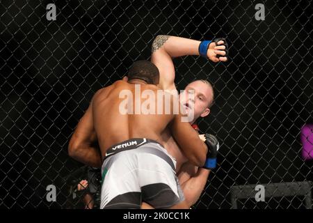 LAS VEGAS, NV - 10 settembre: Jainton Almeida e Anton Turkaljmeet in ottagono per un incontro di 3 round alla T-Mobile Arena per l'evento UFC 279 il 10 settembre 2022 a Las Vegas, NV, Stati Uniti. (Foto di Louis Grasse/PxImages) Credit: PX Images/Alamy Live News Foto Stock