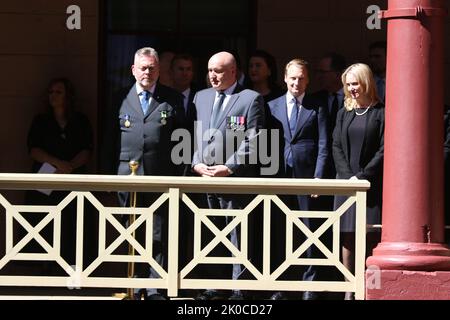 Sydney, Australia. 11th settembre 2022. Un evento storico speciale si è tenuto a Sydney per proclamare re Carlo III al popolo del NSW, dopo la morte di sua Maestà la Regina Elisabetta II I membri del pubblico sono stati invitati a partecipare o celebrare con amici e la famiglia e il trasporto pubblico in tutto lo Stato è stato libero. L'evento si è tenuto di fronte alla NSW Parliament House in Macquarie Street dal 12. Credit: Richard Milnes/Alamy Live News Foto Stock