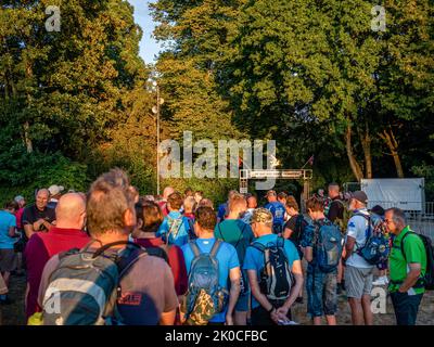 Migliaia di partecipanti sono visti riunirsi alla linea di partenza. La marcia Airborne è il più grande tour a piedi di un giorno del mondo. Quest'anno, l'edizione 75th ha avuto luogo con più di 30.000 escursionisti partecipanti. Questa marcia commemorativa in ricordo della Battaglia di Arnhem 1944 si svolge ogni anno il primo sabato di settembre a Oosterbeek e conta ogni anno con la presenza di veterani di guerra britannici. Questa marcia è un omaggio agli oltre 1.700 soldati britannici e polacchi che hanno perso la vita nella battaglia di Arnhem. I percorsi su tutte e quattro le distanze portano a prominen Foto Stock