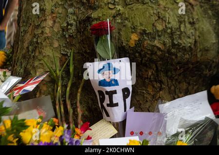 Londra, Regno Unito. 10th settembre 2022. I membri del pubblico che osservano i fiori in Green Park dopo la morte della regina Elisabetta II il 10 settembre 2022. Michael Tubi/Alamy Live News Foto Stock