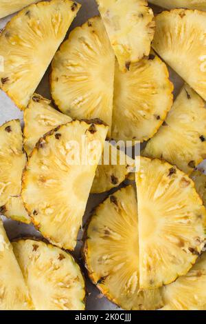 Ananas maturo a fette, vista piatta dell'ananas tagliato, vista dall'alto dell'ananas maturo, sezione trasversale della frutta ananas Foto Stock