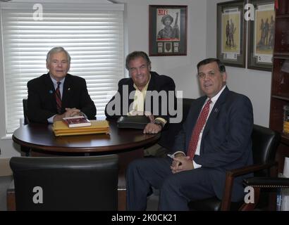 Il Segretario Mel Martinez a New Orleans, Louisiana. Il Segretario Mel Martinez a New Orleans, Louisiana Subject, il Segretario Mel Martinez in visita a New Orleans, Louisiana, per incontri, tour del Museo Nazionale della seconda Guerra Mondiale, e apparizione al Fischer Senior Housing Village in costruzione. Foto Stock