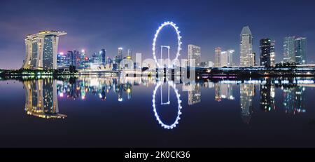 Singapore skyline della città di notte Foto Stock