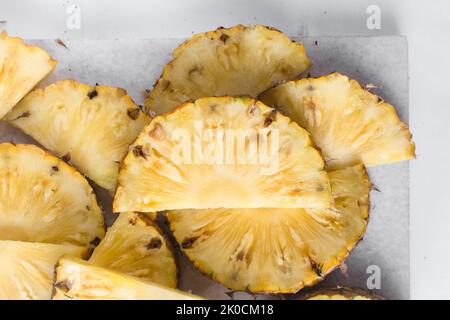 Ananas maturo a fette, vista piatta dell'ananas tagliato, vista dall'alto dell'ananas maturo, sezione trasversale della frutta ananas Foto Stock