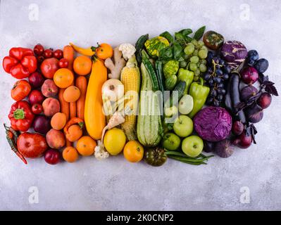 Assortimento di frutta e verdura color arcobaleno Foto Stock