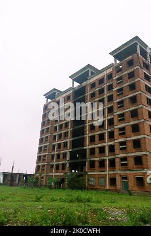 Incompletezza. Stagnazione del settore delle costruzioni. Edificio residenziale a più piani incompiuto Foto Stock