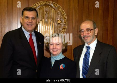 Il Segretario Mel Martinez con Pamela Patenaude. Il Segretario Mel Martinez con Pamela Patenaude Subject, il Segretario Mel Martinez con Pamela Patenaude, Vice Segretario aggiunto per la politica e la gestione sul campo, e i familiari. Foto Stock