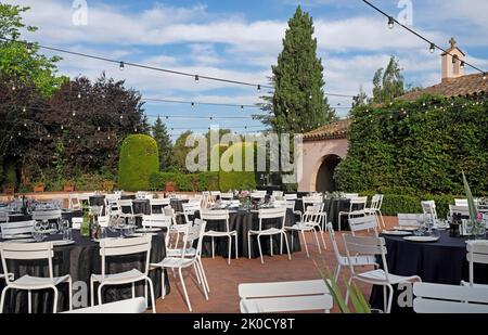 Locale all'aperto con tavoli da pranzo prima dell'evento Foto Stock