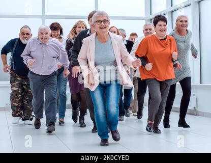 un gruppo di anziani si preparano a correre. lunghezza completa Foto Stock