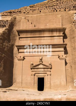 Facciata abilmente scolpito tomba Jabal a Banat Hegra Arabia Saudita Foto Stock