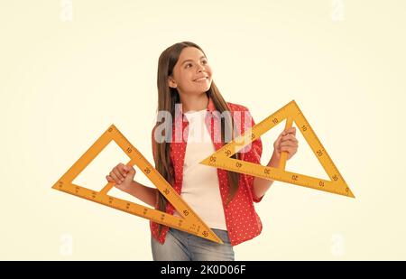 felice bambino tenere triangolo regolo studio algebra a scuola isolato su bianco, di nuovo a scuola Foto Stock