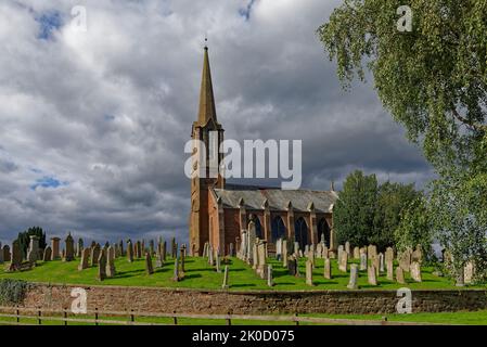 Nuvole di pioggia che minacciano la Chiesa Parrocchiale e il cimitero nel piccolo villaggio dell'Aberdeenshire di Fettercairn. Foto Stock