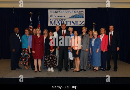 Segretario Mel Martinez a Denver, Colorado. Il Segretario Mel Martinez a Denver, Colorado soggetto, il Segretario Mel Martinez in visita a Denver, Colorado, incontro con il personale locale dell'HUD. Foto Stock