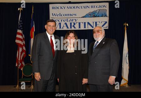 Segretario Mel Martinez a Denver, Colorado. Il Segretario Mel Martinez a Denver, Colorado soggetto, il Segretario Mel Martinez in visita a Denver, Colorado, incontro con il personale locale dell'HUD. Foto Stock