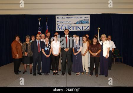 Segretario Mel Martinez a Denver, Colorado. Il Segretario Mel Martinez a Denver, Colorado soggetto, il Segretario Mel Martinez in visita a Denver, Colorado, incontro con il personale locale dell'HUD. Foto Stock