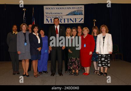 Segretario Mel Martinez a Denver, Colorado. Il Segretario Mel Martinez a Denver, Colorado soggetto, il Segretario Mel Martinez in visita a Denver, Colorado, incontro con il personale locale dell'HUD. Foto Stock