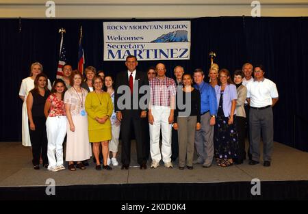 Segretario Mel Martinez a Denver, Colorado. Il Segretario Mel Martinez a Denver, Colorado soggetto, il Segretario Mel Martinez in visita a Denver, Colorado, incontro con il personale locale dell'HUD. Foto Stock