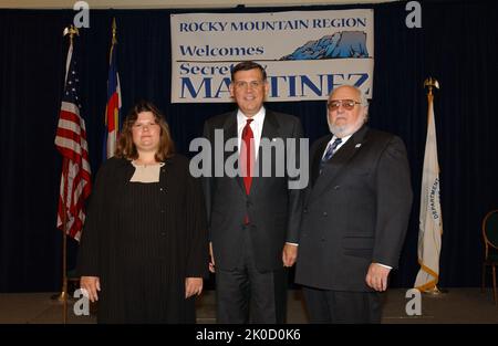 Segretario Mel Martinez a Denver, Colorado. Il Segretario Mel Martinez a Denver, Colorado soggetto, il Segretario Mel Martinez in visita a Denver, Colorado, incontro con il personale locale dell'HUD. Foto Stock