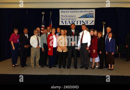 Segretario Mel Martinez a Denver, Colorado. Il Segretario Mel Martinez a Denver, Colorado soggetto, il Segretario Mel Martinez in visita a Denver, Colorado, incontro con il personale locale dell'HUD. Foto Stock