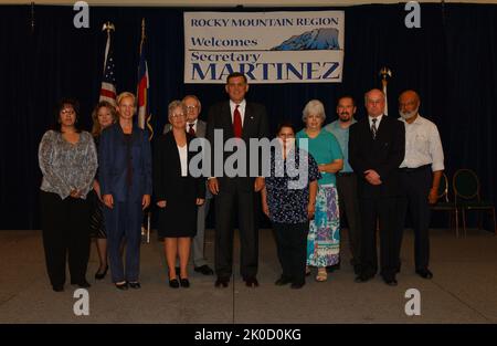 Segretario Mel Martinez a Denver, Colorado. Il Segretario Mel Martinez a Denver, Colorado soggetto, il Segretario Mel Martinez in visita a Denver, Colorado, incontro con il personale locale dell'HUD. Foto Stock