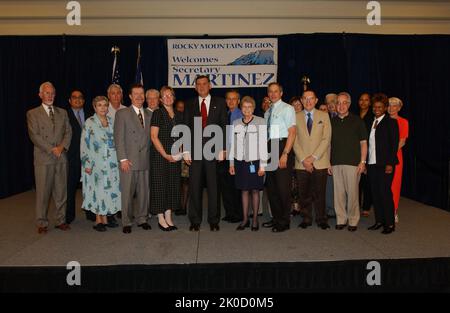 Segretario Mel Martinez a Denver, Colorado. Il Segretario Mel Martinez a Denver, Colorado soggetto, il Segretario Mel Martinez in visita a Denver, Colorado, incontro con il personale locale dell'HUD. Foto Stock