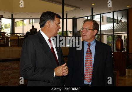 Segretario Mel Martinez a Denver, Colorado. Il Segretario Mel Martinez a Denver, Colorado soggetto, il Segretario Mel Martinez in visita a Denver, Colorado, incontro con il personale locale dell'HUD. Foto Stock