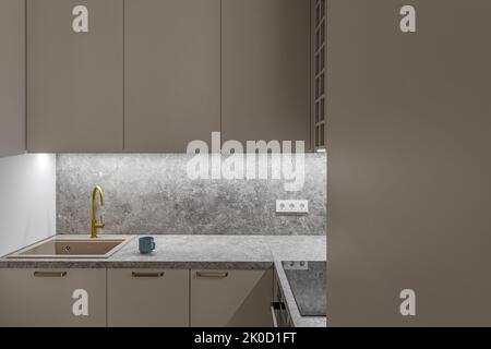 Moderno design minimalista degli interni della cucina in stile scandinavo. Design semplice ed estetico degli interni. Foto Stock