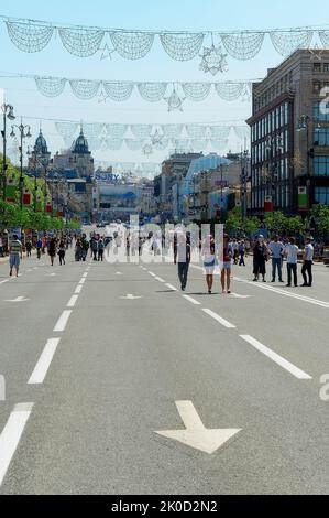 Persone in via Khreshchatyk in vacanza a Kiev Ucraina Foto Stock