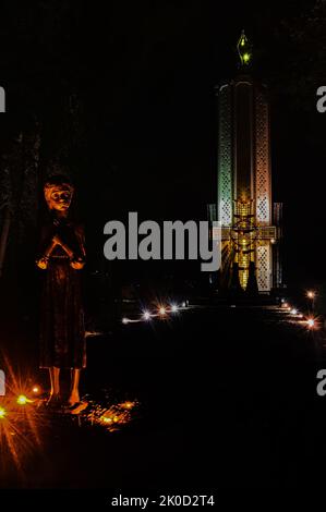 Vista notturna al Memoriale in commemorazione delle vittime delle carestie in Ucraina (museo nazionale ucraino) a Kyiv Ucraina Foto Stock