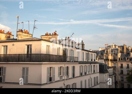 Parigi, Francia. Agosto 2022. I tetti di zinco di Parigi. Foto di alta qualità Foto Stock