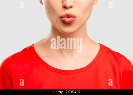 bacio soffiato inviare amore donna t-shirt rossa Foto Stock