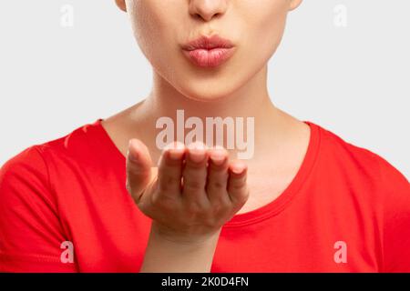 bacio che soffia sentire l'amore vicino la donna Foto Stock