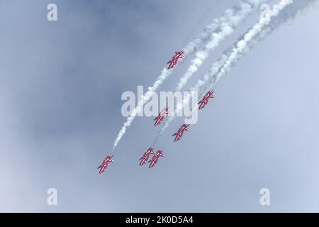 Royal Air Force Aerobatic Team, Red Arrows, display, Bournemouth Air Show 2022, Regno Unito Foto Stock