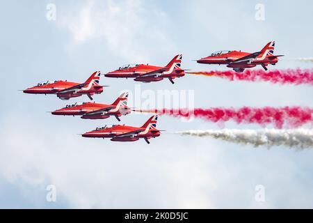 Royal Air Force Aerobatic Team, Red Arrows, display, Bournemouth Air Show 2022, Regno Unito Foto Stock