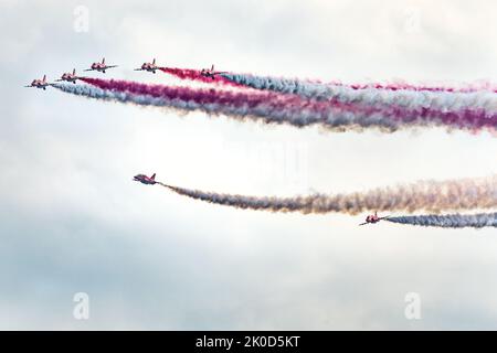 Royal Air Force Aerobatic Team, Red Arrows, display, Bournemouth Air Show 2022, Regno Unito Foto Stock