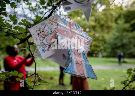 Londra, Regno Unito. 10th Set, 2022. Un'estrazione per bambini per rendere omaggio alla Regina Elisabetta II vista nell'area designata a Green Park. Migliaia di milioni di persone provenienti da tutto il mondo sono venuti nel Regno Unito e hanno portato fiori per rendere omaggio alla regina Elisabetta II per i suoi servizi al paese e al suo regno. Il Buckingham Palace ha annunciato di spostare i fiori tributi ad una nuova zona designata in Green Park. Credit: SOPA Images Limited/Alamy Live News Foto Stock